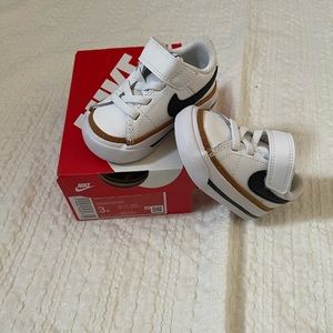 NIB Nike Court Legacy